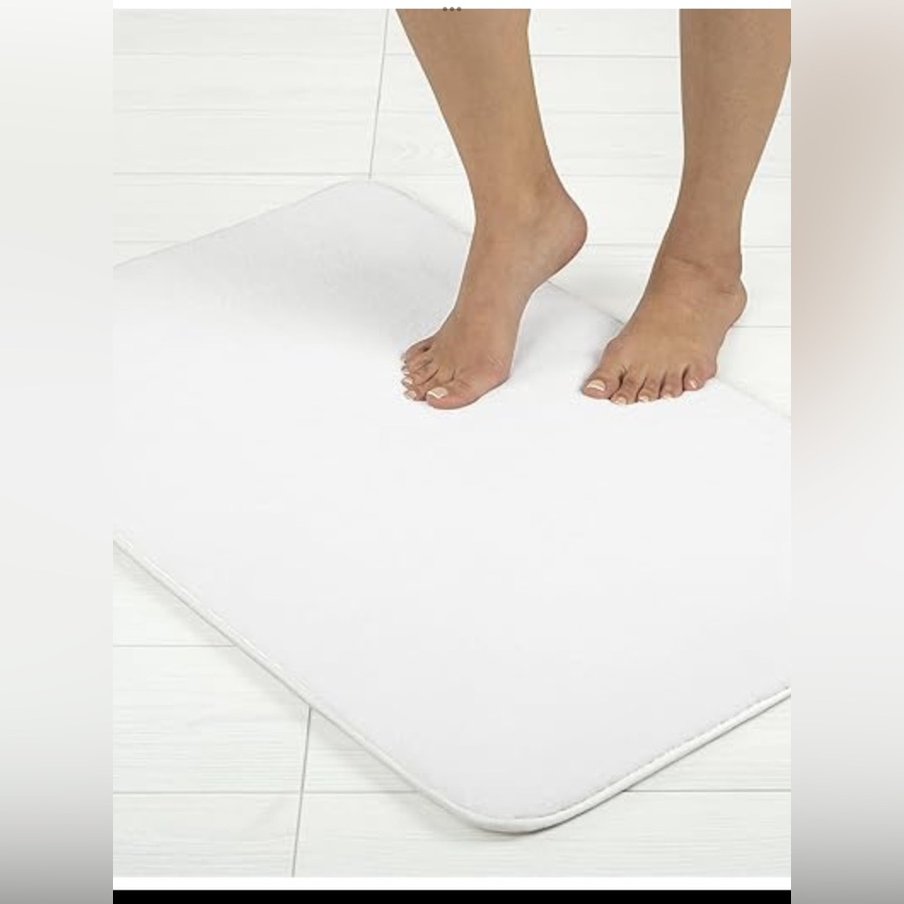 American Soft Linen Fluffy Foamed Bath Rug. 32”x21”. New.